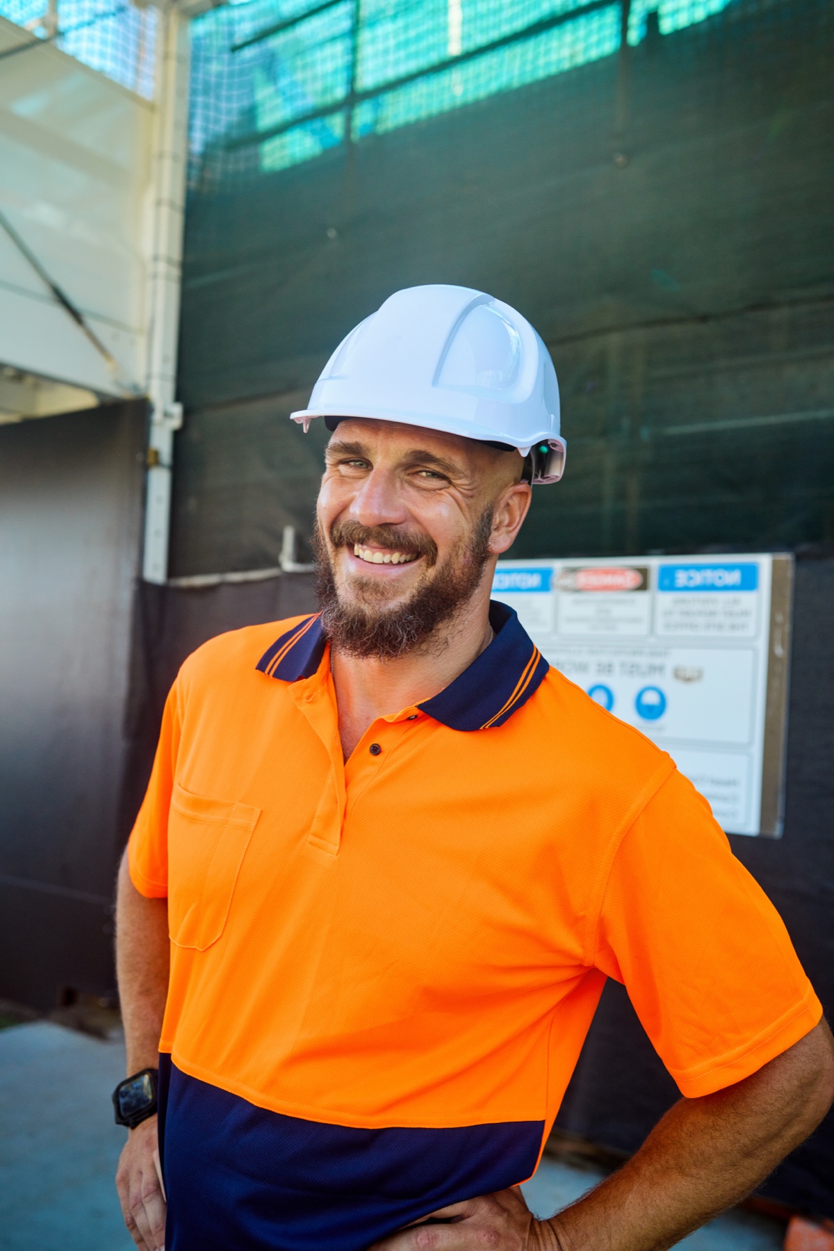 Australischer Bauarbeiter mit Helm auf einer Baustelle