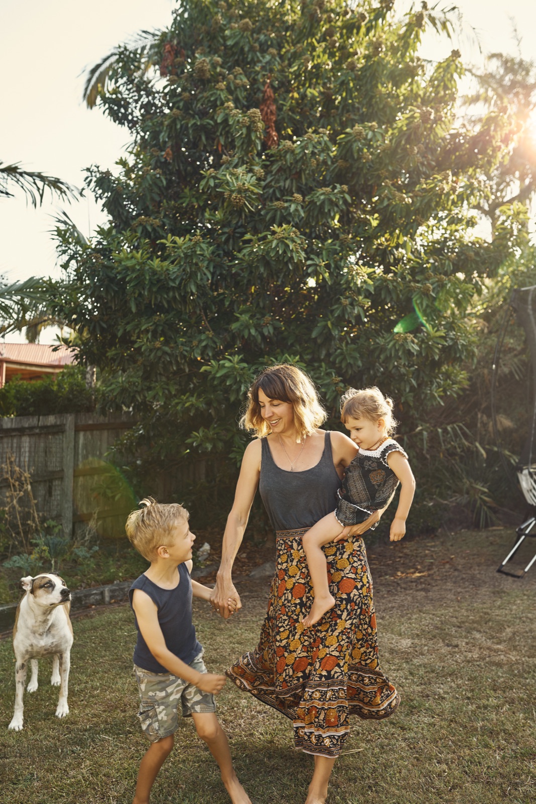 Familie in einem australischen Garten